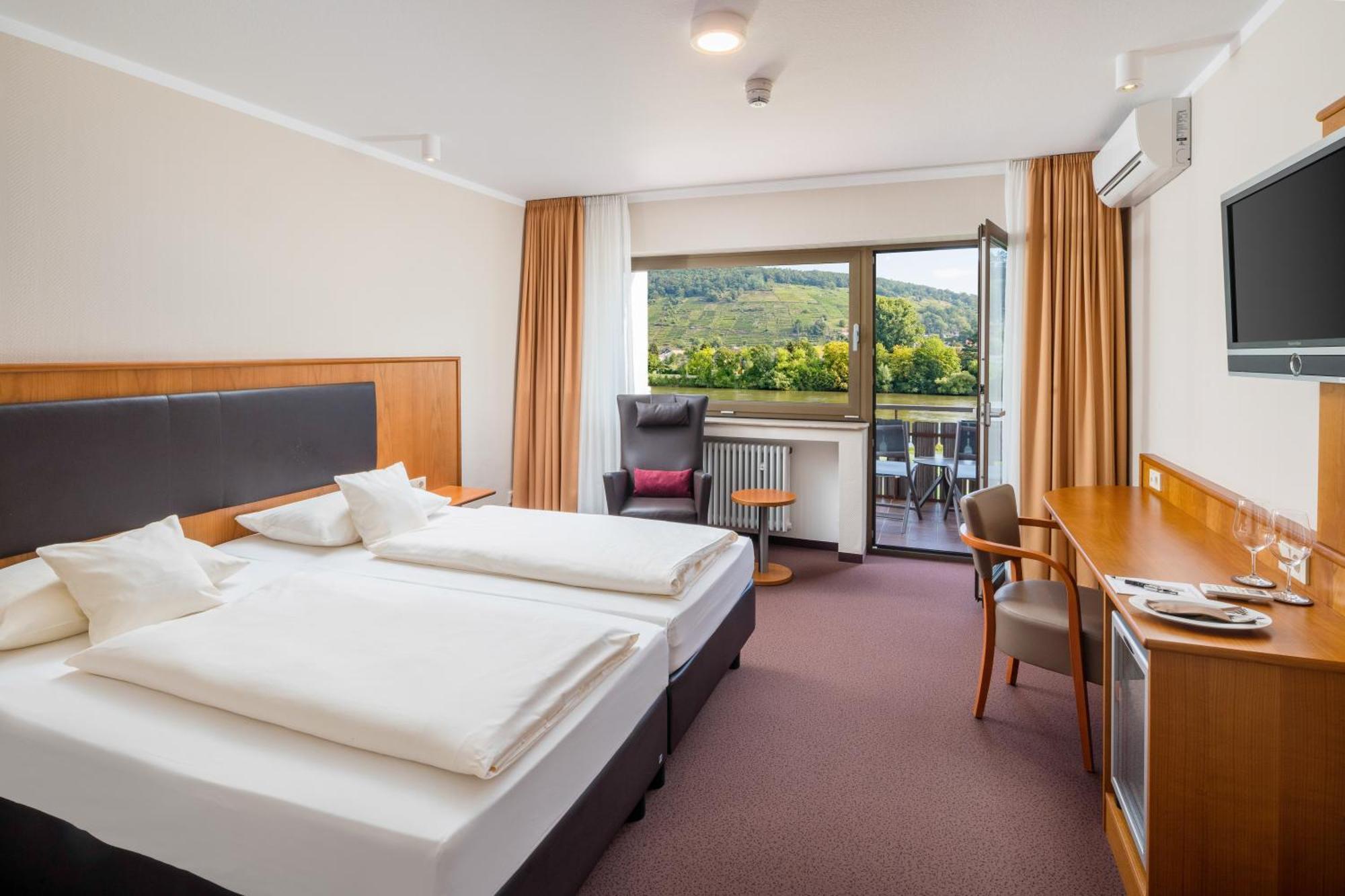 Hotel Straubs Schoene Aussicht Klingenberg am Main Exterior photo