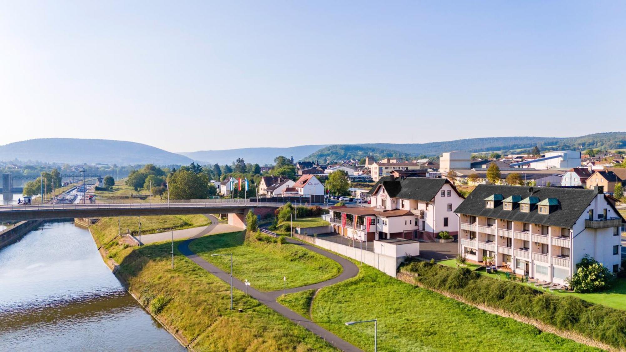 Hotel Straubs Schoene Aussicht Klingenberg am Main Exterior photo