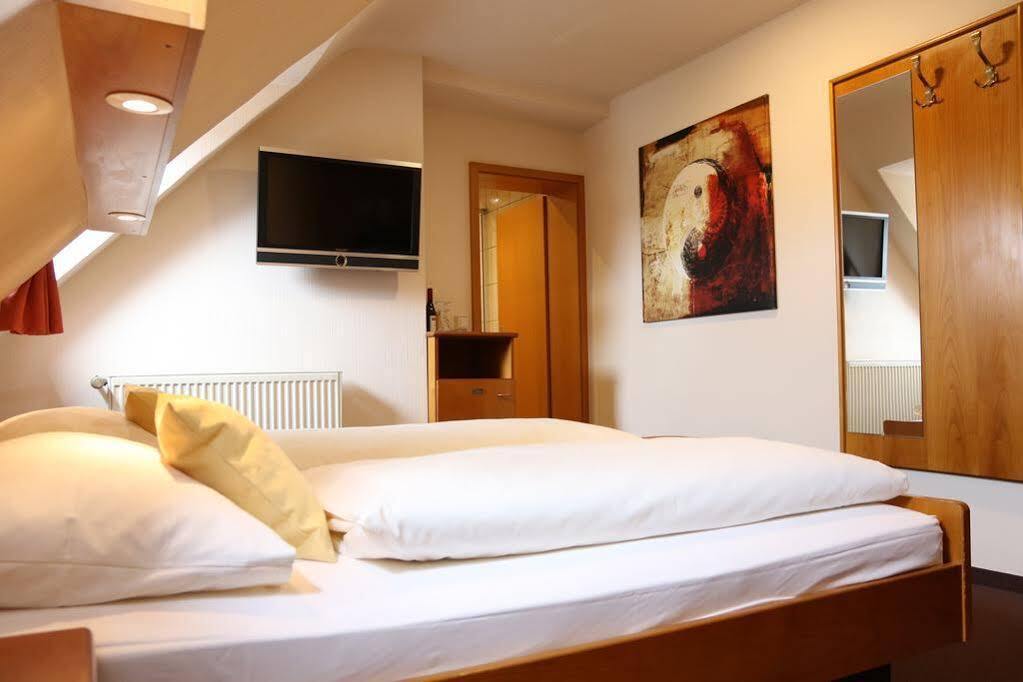 Hotel Straubs Schoene Aussicht Klingenberg am Main Exterior photo