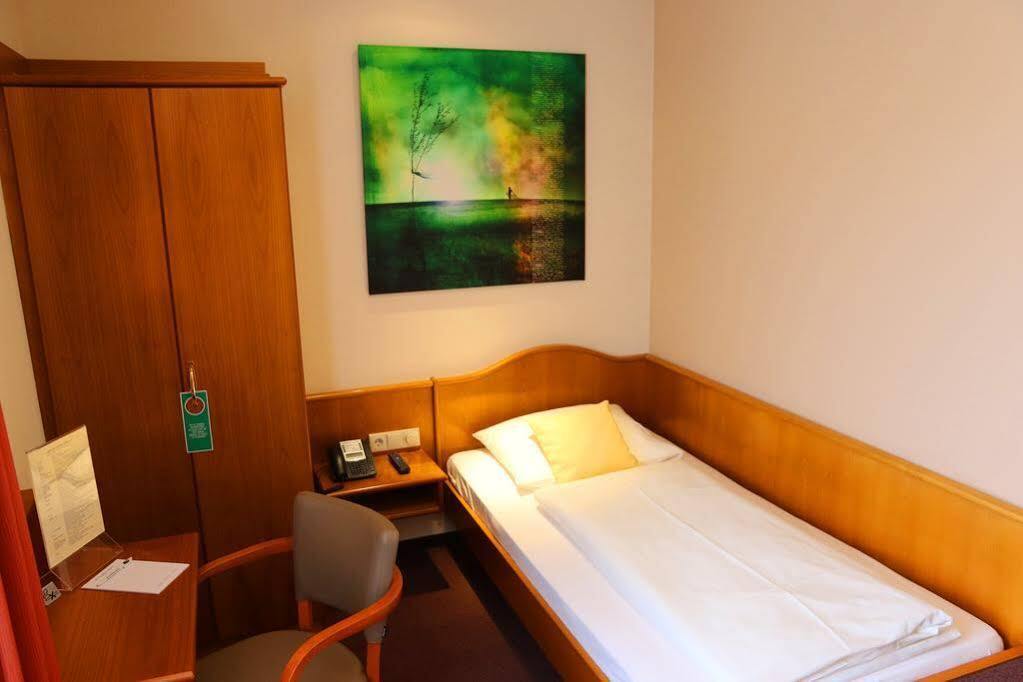 Hotel Straubs Schoene Aussicht Klingenberg am Main Exterior photo